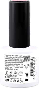 Tył butelki jasnoróżowego lakieru do paznokci z drobinkami i czarną zakrętką, widoczne składniki i kod.