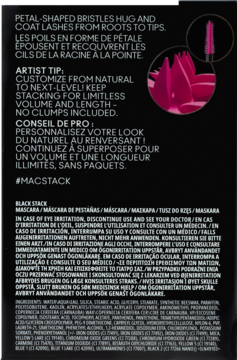 Tył czarnego opakowania tuszu do rzęs MAC Stack z różową grafiką, opisami w wielu językach i listą składników.