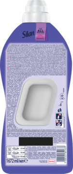 Tył fioletowej butelki Silan skoncentrowanego płynu do tkanin, z instrukcjami i długotrwałą świeżością.