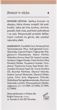 Beżowy tył opakowania bronzera w sztyfcie. Widoczne instrukcje użycia, składniki, info o producencie, ikona 12M.