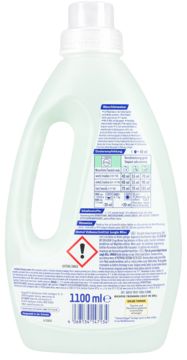 Tył jasnozielonej butelki płynu do prania, z białą etykietą, niemieckimi instrukcjami i pojemnością 1100 ml.