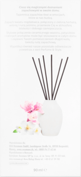 Patyczki Domol Perfume & Style Kwiat Migdałowy Jaśmin: biały ceramiczny wazon, brązowe patyczki, różowe kwiaty.