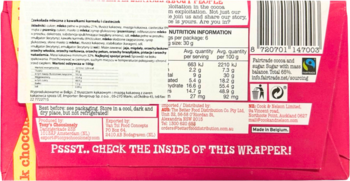 Tył różowego opakowania czekolady mlecznej z karmelem i ciasteczkami. Widoczne informacje odżywcze i kod kreskowy.