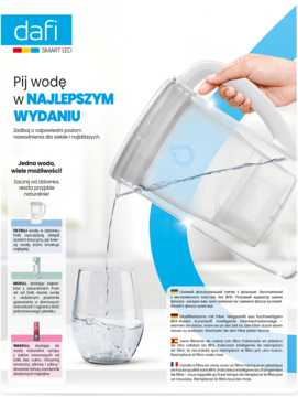 Dafi Prisma szklany dzbanek filtrujący, biały uchwyt, lejący czystą wodę do szklanki. Widoczny wskaźnik LED.