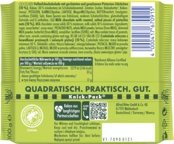 Tył zielonej czekolady Ritter Sport z 10% prażonych, solonych pistacji. Etykieta z wartościami odżywczymi i składem.