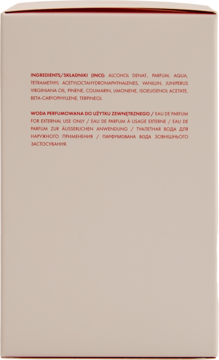 Jasny bok kartonowego opakowania perfum z czerwoną listą składników i instrukcją użycia perfumowanej wody.
