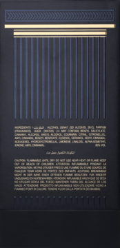 Tył ciemnego opakowania perfum ze złotymi detalami, listą składników i ostrzeżeniami o łatwopalności.