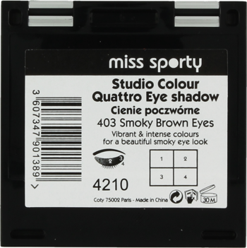 Tył czarnego opakowania cieni Miss Sporty Studio Colour Quattro 403 Smoky Brown Eyes, z etykietą i kodem kreskowym.