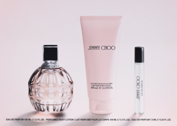 Zestaw Jimmy Choo z wodą perfumowaną 100ml, balsamem do ciała 100ml i miniaturą 7,5ml, na pastelowym tle.