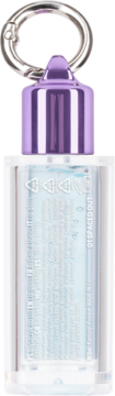 Błyszczyk do ust w przezroczystej butelce z jasnoniebieskim płynem, fioletową nakrętką i srebrnym karabińczykiem.