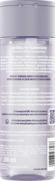 Tył półprzezroczystej, fioletowej butelki toniku Biotaniqe Skóra w Harmonii 200 ml z opisem składników i QR kodem.