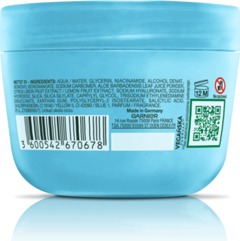 Tył jasnoniebieskiego słoika kremu nawilżającego Garnier, z białą etykietą ze składnikami, kodem kreskowym i QR.