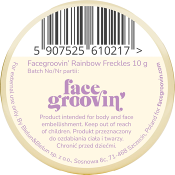 Etykieta Facegroovin' Rainbow Freckles 10g, brokatowe piegi rozświetlające. Widok z góry na kremową etykietę z kodem kreskowym.
