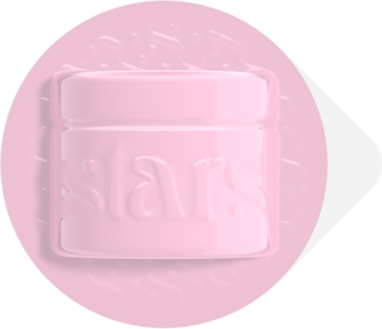 Jasnoróżowy słoiczek kremu "Stars" z wytłoczonym napisem, widok z przodu na okrągłym, delikatnie fakturowanym tle.