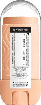 Tył rozświetlacza NYX Buttermelt Stix 06 A Whole Melt. Brzoskwiniowy, etykieta ze składem i ikoną peel-off.