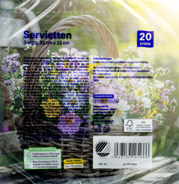 Tył opakowania serwetek papierowych z wiklinowym koszem pełnym kolorowych polnych kwiatów, na zamazanym tle.