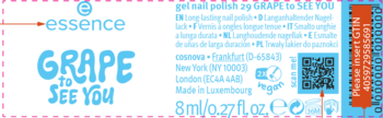 Frontalna etykieta lakieru Essence Grape To See You, ciemne tło, niebieski tekst, 8ml, z logo vegan i QR kodem.