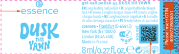 Etykieta żelowego lakieru Essence "Dusk Till Yawn", czarna z niebieskimi napisami, logo, QR kodem i objętością 8ml.