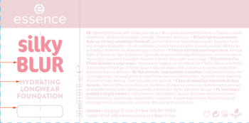 Tył opakowania podkładu Essence Silky Blur Hydrating Longwear Foundation 30ml. Czarna etykieta z różowym tekstem i opisem.