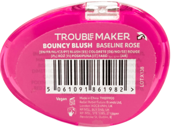 Tył różowego, owalnego różu Trouble Maker Bouncy Blush Baseline Rose, z białym tekstem i kodem.