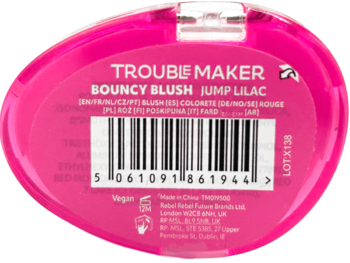 Róż Trouble Maker Bouncy Blush Jump Lilac w różowym opakowaniu, widok z tyłu z kodem kreskowym.