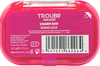 Tył fuksjowej palety do konturowania 3w1 Trouble Maker Charm Bar Good Luck, z kodem i napisami.