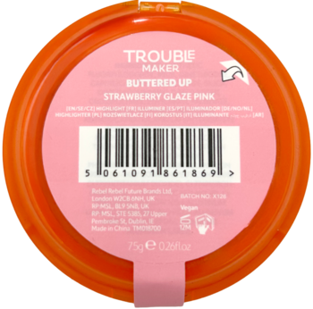 Tył pomarańczowego, okrągłego rozświetlacza Trouble Maker Buttered Up Strawberry Glaze Pink, różowa etykieta z tekstem.