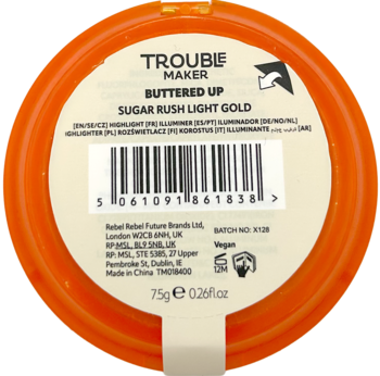 Tył okrągłego pomarańczowego opakowania rozświetlacza Trouble Maker Buttered Up Sugar Rush Light Gold.