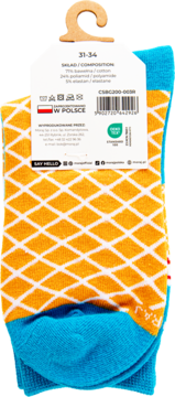 Skarpetki dziecięce w żółto-białe romby z turkusowymi detalami. Widok z tyłu z metką produktu, rozmiar 31-34.