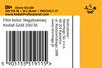 Fragment żółtego opakowania filmu Kodak Ultramax 400W 36 klatek, widoczny kod kreskowy i tekst dystrybutora.