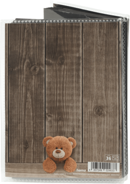 Dziecięcy album na zdjęcia z brązową, drewnianą okładką i uroczym misiem wysuwającym się z dołu, widok z przodu.