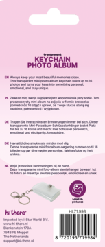 Tył opakowania przezroczystego mini albumu na zdjęcia z breloczkiem, z opisami w wielu językach i kodem kreskowym.