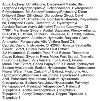 Zbliżenie na listę składników kosmetyku, z czarnym tekstem na białym tle, pokazującą m.in. peptydy i ekstrakty roślinne.