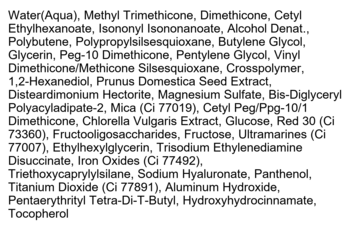 Zbliżenie na listę składników kosmetyku, czarny tekst na białym tle, widoczne szczegóły składu produktu.