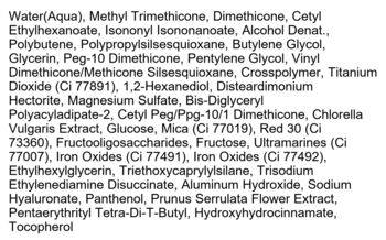 Długa lista składników kosmetyku, czarny tekst na białym tle. Widoczne składniki to Water, Dimethicone.