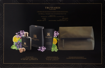 Zestaw prezentowy Trussardi Riflesso dla mężczyzn: butelka perfum, dezodorant, zielona kosmetyczka na czarnym tle, otoczone kwiatami.