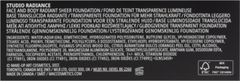 Tył czarnego opakowania trwałego podkładu MAC Studio Radiance z białą listą składników i danymi producenta.