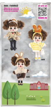 Zestaw trzech lalek w stylu Blythe z falistymi włosami. Prezentują stroje: płaszcz w kratę, żółty sweter, sweter z uszami królika.