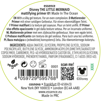 Okrągła, czarna etykieta matującego primera Essence Disney The Little Mermaid. Widok tyłu z tekstem i kodem QR.