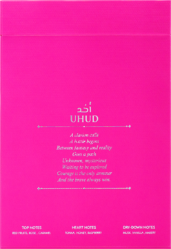 Tył fuksjowego opakowania wody perfumowanej Arabiyat Prestige Uhud, z nazwą zapachu i nutami.