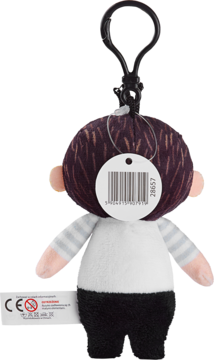 Tył pluszowego breloczka Pucio w czarnych spodniach i pasiastym t-shircie. Widoczna metka z kodem kreskowym i karabińczyk.