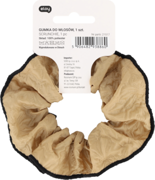 Beżowa scrunchie Eloy z marszczonego materiału, z czarnym obszyciem, leżąca płasko z metką produktu.