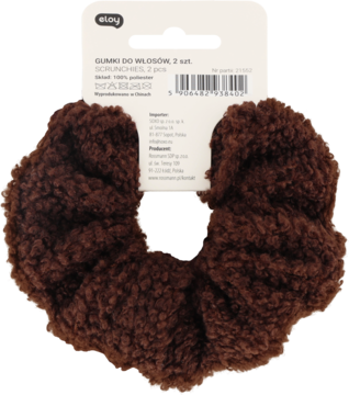 Pluszowe, brązowe Eloy scrunchie do włosów, widoczne z przodu, z białą metką produktu.