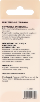 Tył opakowania mini pędzla do podkładu Rossmann, z instrukcjami użycia i składem. Jasne tło, czarny wieszak.