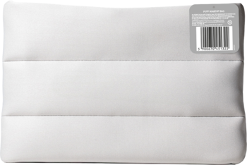 Miękka, biała kosmetyczka typu puff, pikowana w trzy poziome pasy, widok z góry. Metka z kodem kreskowym w prawym górnym rogu.