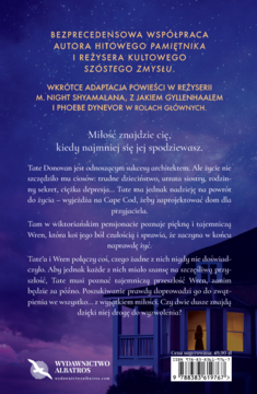 Tył granatowej okładki nowej powieści Nicholasa Sparksa. Widoczna synopsa, dom i zapowiedź filmu Shyamalana.