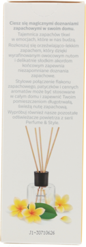 Boczna ściana opakowania dyfuzora zapachowego z patyczkami, ozdobiona grafiką żółtych kwiatów frangipani.