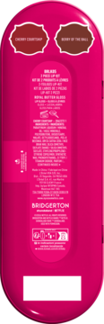Tył magentowego opakowania Bridgerton Lip Kit. Widoczne składniki, odcienie Cherry Courtship i Berry of the Ball.