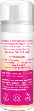 Tył białej butelki mgiełki do odświeżania intymnego z różowym opisem użytkowania, składem i ikonami 24h komfortu.