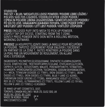 Tył czarnego opakowania sypkiego pudru MAC Studio Fix z białymi instrukcjami i składnikami.